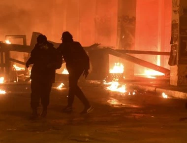 Η selfie αστυνομικού των ΜΑΤ στα αποκαΐδια των επεισοδίων! (φώτο)